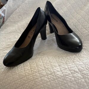 Black leather Tamaris Pumps. Women’s size 43